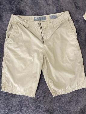 BKE Standard Fit Khaki Shorts Size 32